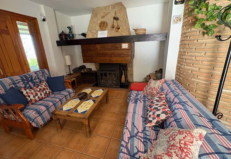 Salón con Chimenea de leña de Casa La Guindalera Salón con Chimenea de leña de Casa La Guindalera