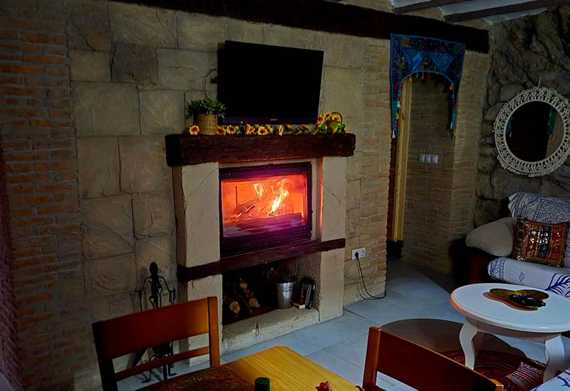 Chimenea encendida en Casa Torre del Carmen Chimenea encendida en Casa Torre del Carmen